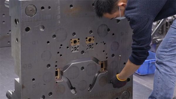 注塑成型模具工厂温度调节系统的设计