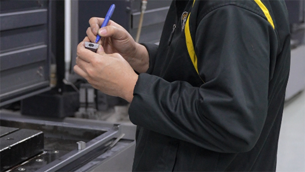 扫地机开模注塑定制厂：扫地机器人视频功能，必要与否看“性能+工艺”适配