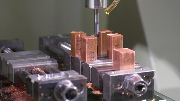 塑胶餐具模具厂定制服务：抛光工艺与吹塑原理的协同应用