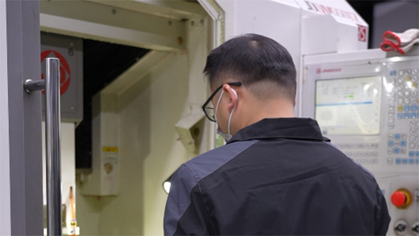 扫地机器人注塑为何出现黑点？全流程原因与解决方法