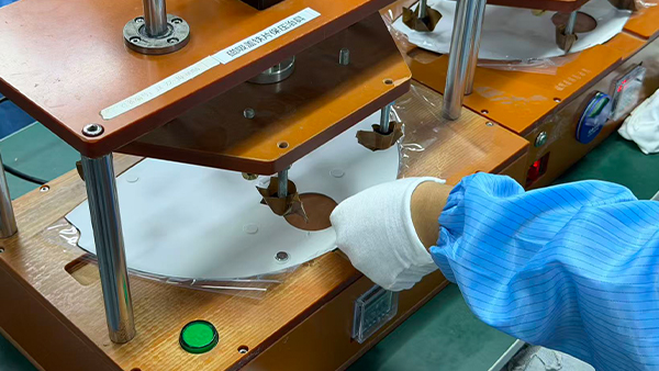 注塑成型模具工厂_模具粘滞弯折原因与解决方案-大银塑胶