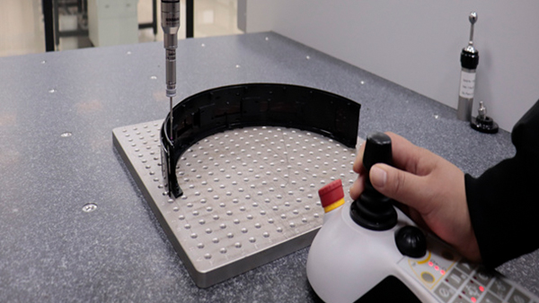 扫地机开模注塑定制厂：塑料制品冬季变硬的原因揭秘