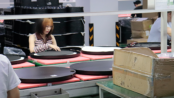 东莞注塑模具加工制造厂商：扫地机器人定制，嵌件预热与脱模剂选用技巧