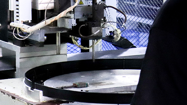 东莞注塑模具加工制造厂商：二次包覆成型包胶不牢的成因与解决