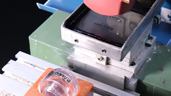 东莞专业注塑加工厂厂商:透明塑件白点缺陷的成因与对策 东莞专业注塑加工厂厂商:透明塑件白点缺陷的成因与对策