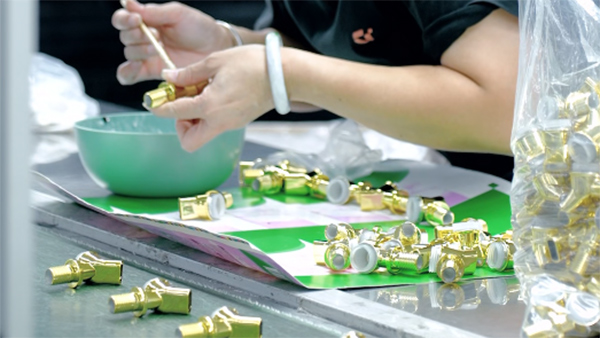 东莞专业注塑加工厂厂商：水口料粘模的成因与破解方案