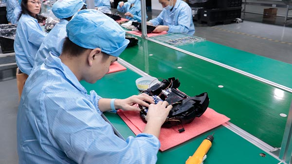 扫地机开模注塑：破解高速注射气纹难题的多段注射策略