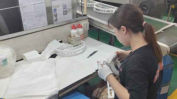 智造升级，如何选择协同型东莞塑胶模具生产商？--东莞大银