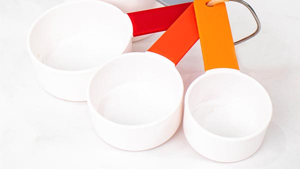 专业塑胶餐具模具厂家如何破解生产难题？