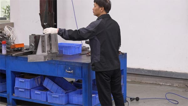 东莞订制塑胶模具厂：如何解决外壳外观、装配与交期难题？深度解析