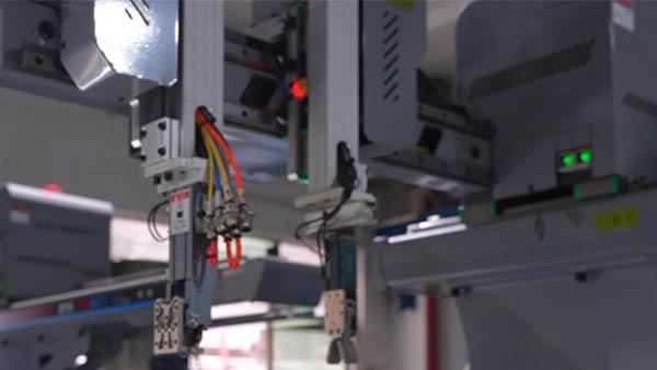 扫地机壳模具制造厂：如何攻克外壳的外观、强度与量产成本难题？