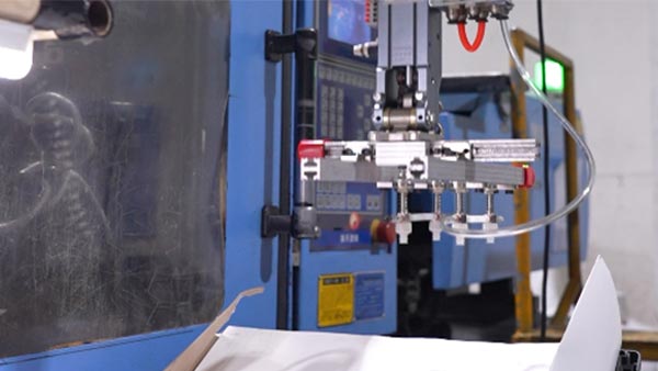 大型塑胶模具注塑：模具钢材的科学选择逻辑