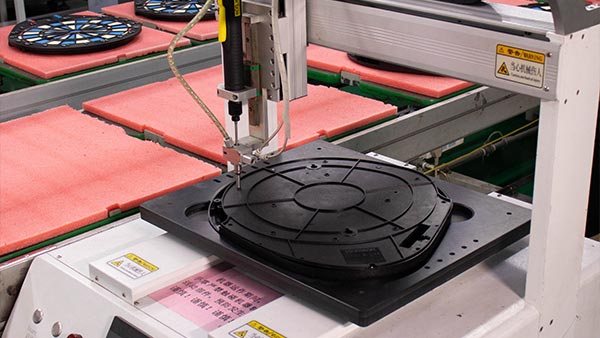 东莞订制塑胶模具厂：高定模具的抛光工艺哲学