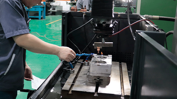 模具制造加工厂家_模具开发与注塑配套_东莞大银塑胶